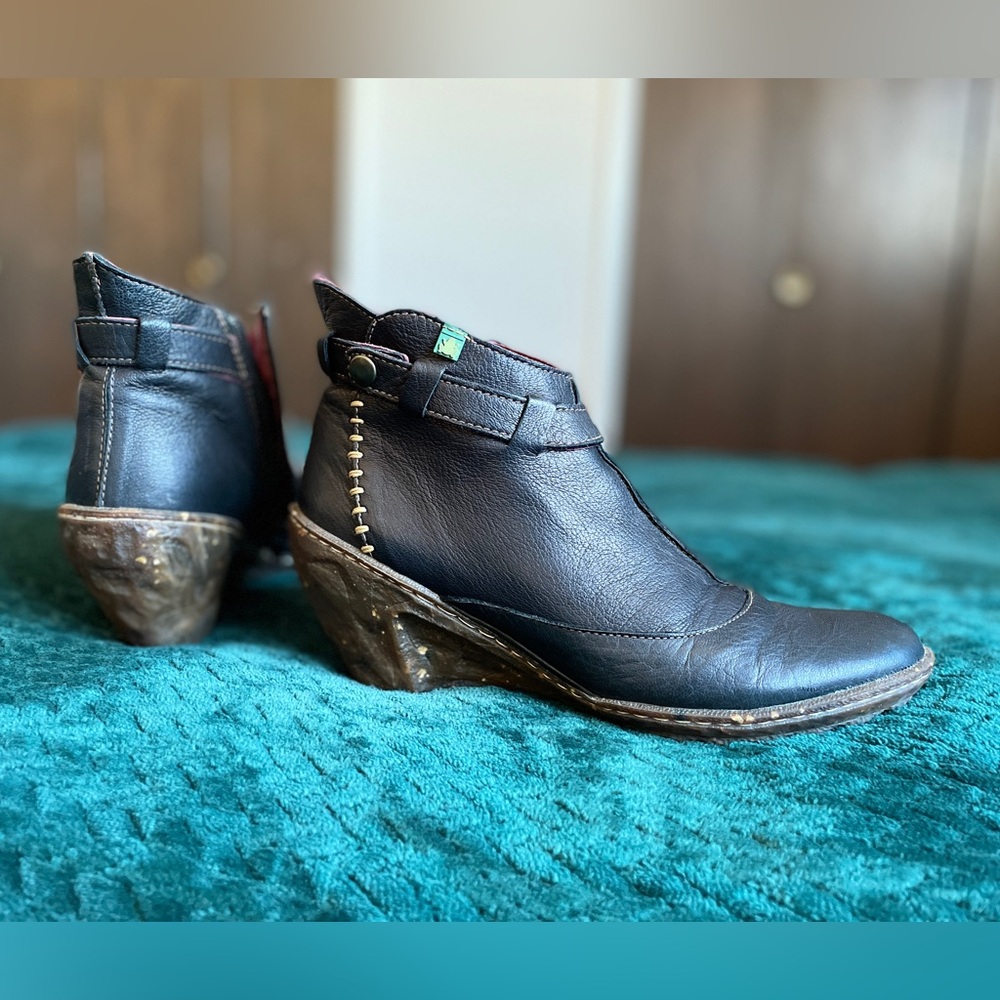 El Naturalista Womens 40/ 9 Short Black Leather Side Zip Wedge Comfort Booties.